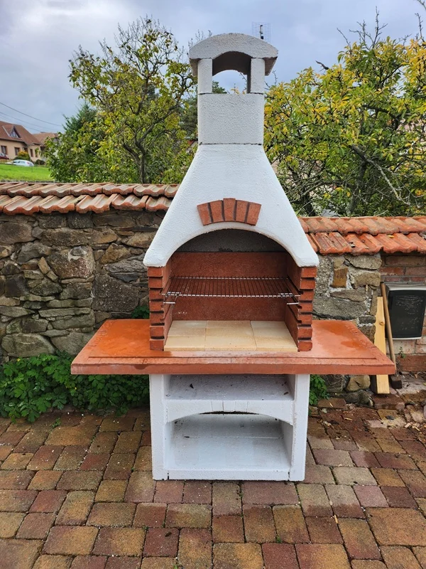 Venkovní grill na dřevěné uhlí