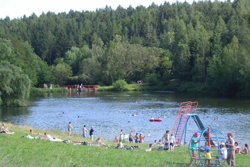 Rybník v Ruprechtově obklopený lesem