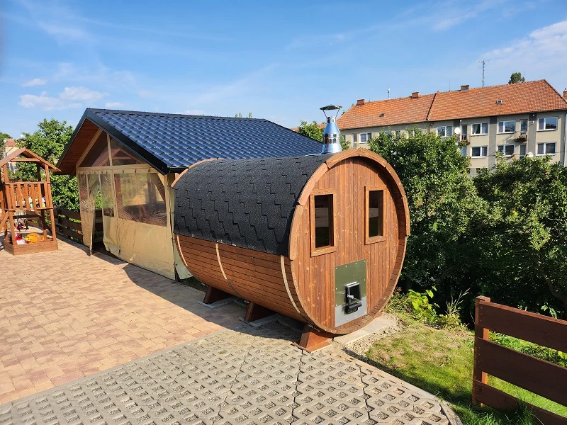 Dřevěná sauna a venkovní kryté posezení