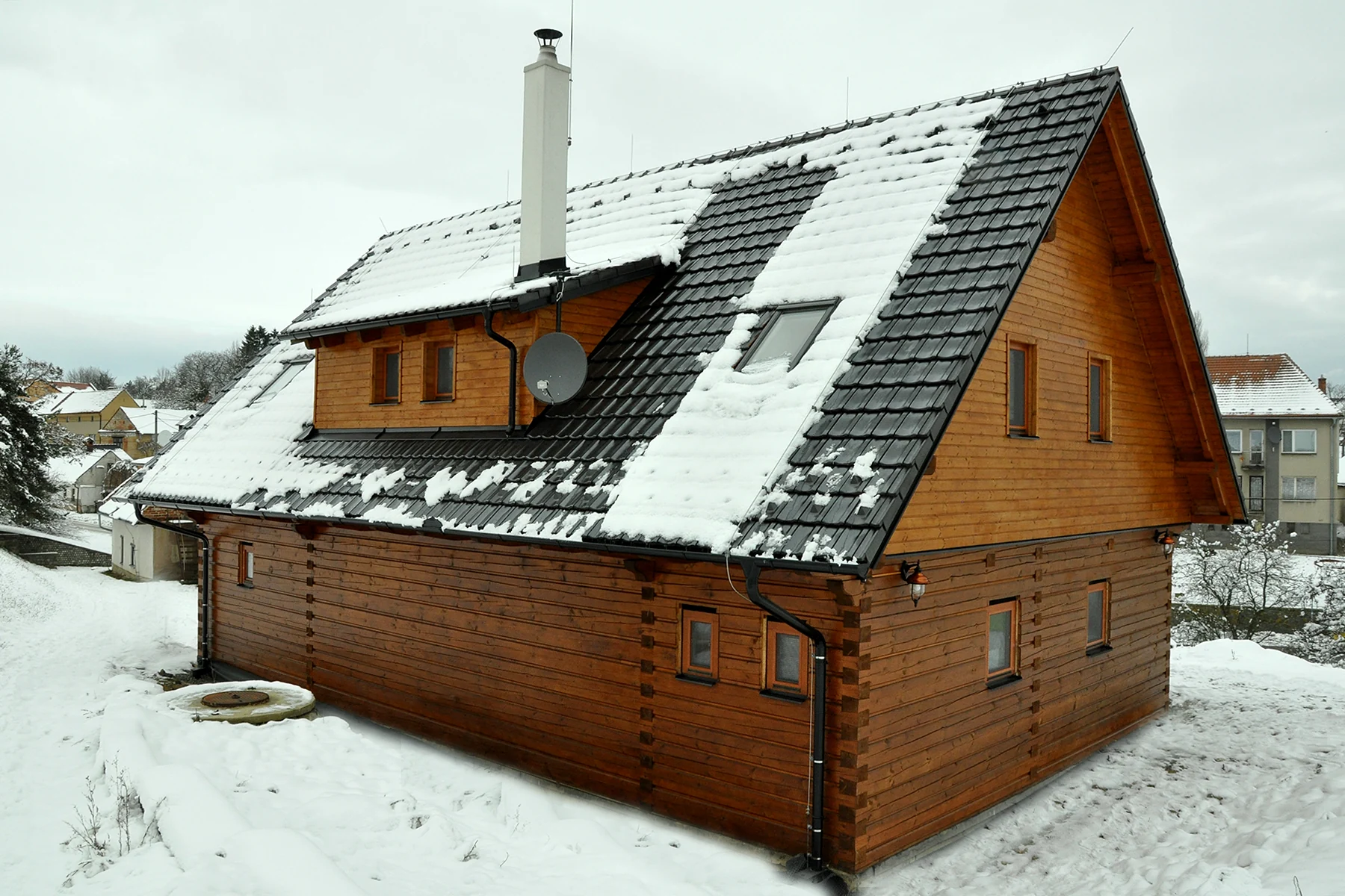 Roubenka se sněhem na střeše v zimě